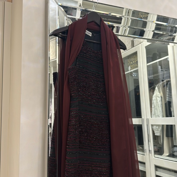 Elegant dress - Picture 1 of 2